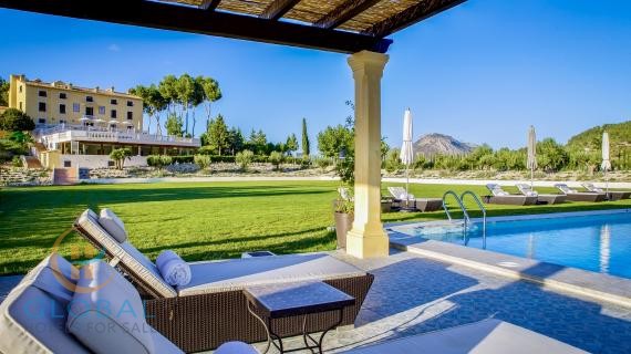 Boutique hotel & Spa and plot for sports facilities and expansion of hotel and luxury single-family homes – inland Costa Blanca